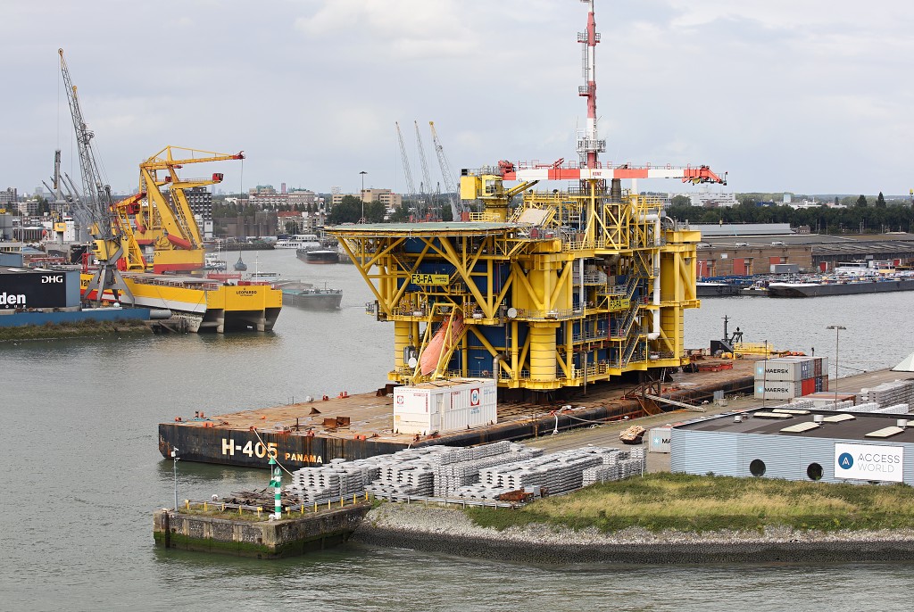 europoort maasvlakte rotterdam botlek haven scheepvaart industrie fabrieken marine transport overslag terminal portlantis ferry centrale